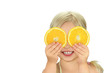 kleines Mädchen hält sich Orangenscheiben vor die Augen kleines Mädchen hält sich Orangenscheiben vor die Augen