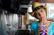 fillette au distributeur de soda