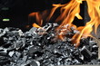 Holzkohle mit Flammen