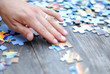 Hand beim Puzzeln