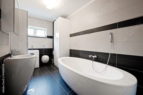 Foto: Modern bathroom with black tiles Modern bathroom with black tiles