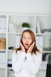 junge frau erschreckt im büro