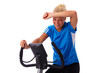 Frau fährt mit dem Heimtrainer
