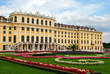 Blumenbeete vorm Schloss Schönbrunn