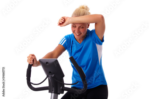Photo: Frau fährt mit dem Heimtrainer Frau fährt mit dem Heimtrainer
