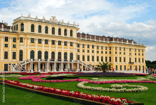 Photo: Blumenbeete vorm Schloss Schönbrunn Blumenbeete vorm Schloss Schönbrunn