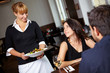 Foto: Kellnerin bringt Salat im Restaurant Kellnerin bringt Salat im Restaurant