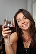 Glückliche Frau mit Rotwein Glückliche Frau mit Rotwein
