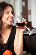 Frau mit Glas Rotwein lacht Frau mit Glas Rotwein lacht