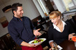 Kellner bringt Salat im Restaurant Kellner bringt Salat im Restaurant
