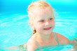 Kleines Mädchen im Swimmingpool Kleines Mädchen im Swimmingpool