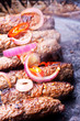 Cevapcici in einer Pfanne