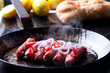 Cevapcici in einer Pfanne Cevapcici in einer Pfanne