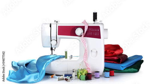 Foto: sewing machine and fabric isolated on white sewing machine and fabric isolated on white