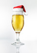 Foto: Bierglas mit Weihnachtsmütze Bierglas mit Weihnachtsmütze