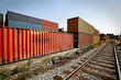 Container vor Schienen