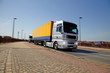 LKW in Fahrt mit Bewegungsunschärfe und Licht