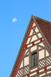 Mond über Fachwerkhaus