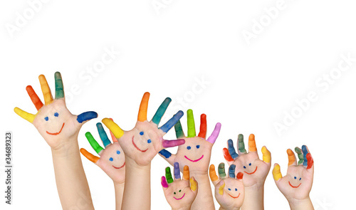 Foto: mehrere bemalte Kinderhände mit rechter und linker Hand mehrere bemalte Kinderhände mit rechter und linker Hand