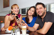 Foto: Gruppe mit ihren Handys Gruppe mit ihren Handys
