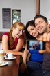 Gruppe fotografiert sich im Café