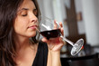 Frau verkostet Glas Rotwein Frau verkostet Glas Rotwein