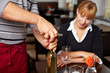 Sommelier entkorkt Weinflasche Sommelier entkorkt Weinflasche