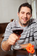 Mann prostet mit Glas Rotwein Mann prostet mit Glas Rotwein