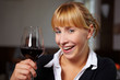 Lachende Frau prostet mit Rotwein Lachende Frau prostet mit Rotwein