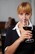 Frau riecht an Glas Rotwein Frau riecht an Glas Rotwein