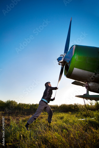 Photo: Starting engine Starting engine