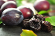 Frische und getrocknete Pflaumen