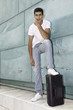 DJ pensativo con un amplificador