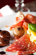 gemischte italienische Antipasti auf einem Teller gemischte italienische Antipasti auf einem Teller