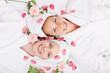 lachende freundinnen mit rosen im wellnessbereich