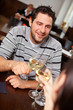 Zuprosten mit Wein im Restaurant Zuprosten mit Wein im Restaurant
