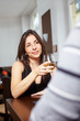 Paar mit Wein im Restaurant Paar mit Wein im Restaurant