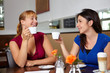 Foto: Zwei Frauen trinken Espresso Zwei Frauen trinken Espresso