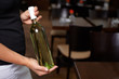 Sommelière hält Weißwein im Restaurant Sommelière hält Weißwein im Restaurant