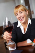 Mit Rotwein zuprosten im Restaurant Mit Rotwein zuprosten im Restaurant