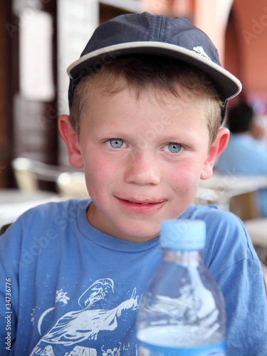 Photo: été : Enfant à l'ombre avec une casquette #3 été : Enfant à l'ombre avec une casquette #3