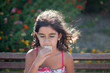 Photo: bambina che mangia patatine bambina che mangia patatine