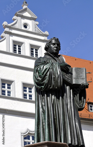 Foto: Wittenberg Lutherdenkmal auf dem Marktplatz mit Rathaus Wittenberg Lutherdenkmal auf dem Marktplatz mit Rathaus