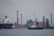 Foto: Rauchende Kamine im Industriehafen Rauchende Kamine im Industriehafen