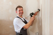 Handwerker verfugt mit Silikon