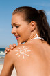 Frau mit Sonnenmilch