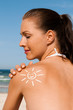 Frau mit Sonnencreme