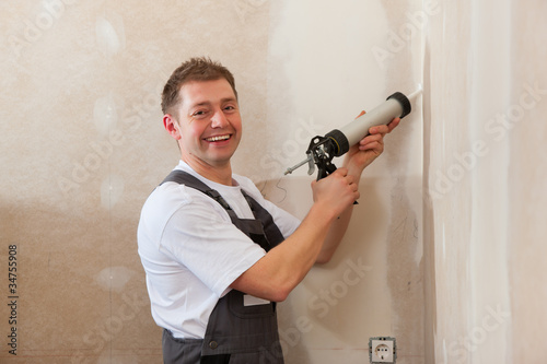 Photo: Handwerker verfugt mit Silikon Handwerker verfugt mit Silikon