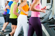 Leute laufen auf Laufband im Fitnessstudio