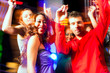 Leute bei Party in Disco oder Club